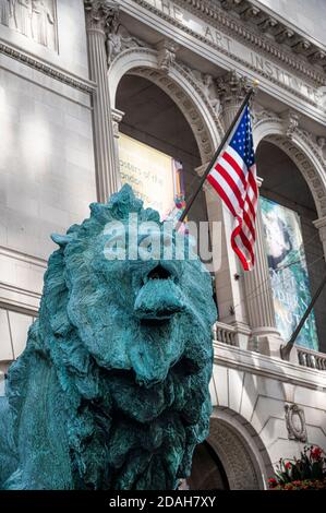 bronze and green patina lion in front of the Art Institute with the American flag Stock Photo