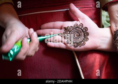 Traditional full hand Bridal Henna Design. Video out soon #bridalhenna  #bridalmehndi #weddinghenna #indianwed… | Mehndi designs, Mehndi designs  2018, Henna designs