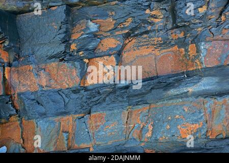 View of the rock ledges at Welcombe Mouth Beach on the Devon and Cornwall border Stock Photo