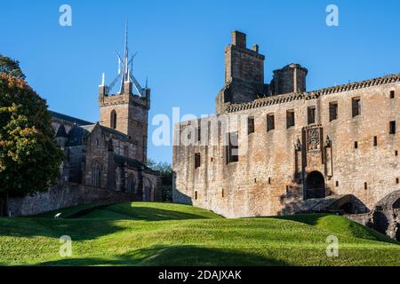 St Michael’s Parish Church and north face of the ruins of Linlithgow Palace situated in the historic town of Linlithgow in West Lothian, Scotland, UK Stock Photo