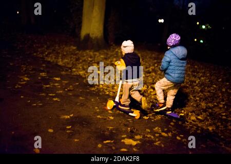 Poznan, Wielkopolska, Poland. 7th Nov, 2020. The first day of the new restrictions against COVID-19 in Poland and, at the same time, the last stage before the lockdown (if those restrictions won't help). In the picture: evening in the park in Poznan. Credit: Dawid Tatarkiewicz/ZUMA Wire/Ģ����ý Live News Stock Photo