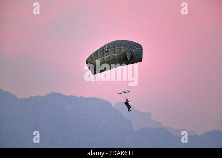 Pordenone, Italy. 12th Nov, 2020. U.S. Army Paratroopers with the 173rd Airborne Brigade, and Paratroopers with the Italian Army 4th Alpini Regiment, conduct airborne operation at dawn November 12, 2020 in Pordenone, Italy. Credit: Davide Dalla Massara/U.S. Army Photo/Alamy Live News Stock Photo