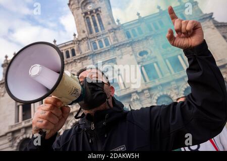 Porto, Porto, Portugal. 13th Nov, 2020. A man is seen with a megaphone during a protest against the restrictions to restaurants, night clubs and small shops due to Covid-19 pandemic in front of Porto City Hall, Portugal on November 13, 2020. Since March, the beginning of the pandemic, they have been force to close doors without any support from the government. Credit: Diogo Baptista/ZUMA Wire/Alamy Live News Stock Photo