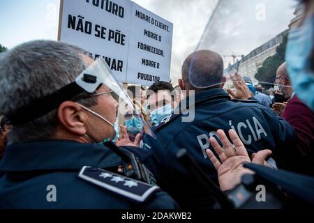 Porto, Porto, Portugal. 13th Nov, 2020. Clashes between police and protesters during a protest against the restrictions to restaurants, night clubs and small shops due to Covid-19 pandemic in Porto, Portugal on November 13, 2020. Since March, the beginning of the pandemic, they have been force to close doors without any support from the government. Credit: Diogo Baptista/ZUMA Wire/Alamy Live News Stock Photo