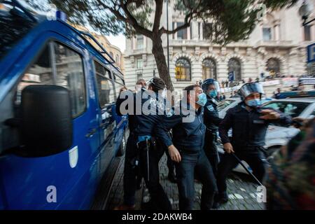 Porto, Porto, Portugal. 13th Nov, 2020. Clashes between police and protesters during a protest against the restrictions to restaurants, night clubs and small shops due to Covid-19 pandemic in Porto, Portugal on November 13, 2020. Since March, the beginning of the pandemic, they have been force to close doors without any support from the government. Credit: Diogo Baptista/ZUMA Wire/Alamy Live News Stock Photo