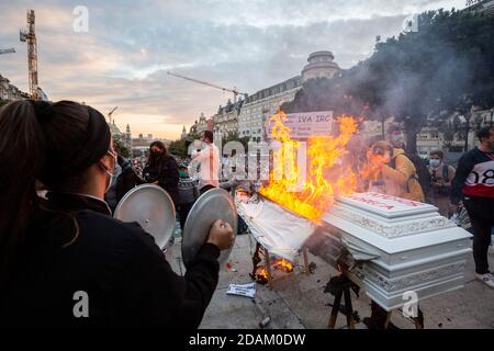 Porto, Porto, Portugal. 13th Nov, 2020. A coffin is seen burning during a protest against the restrictions to restaurants, night clubs and small shops due to Covid-19 pandemic in Porto, Portugal. Since March, the beginning of the pandemic, they have been force to close doors without any support from the government. Credit: Diogo Baptista/ZUMA Wire/Alamy Live News Stock Photo