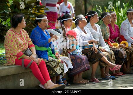 Indonesian women, mainly in ceremonial wear for Galungan festival at  Tirta Empul temple, Bali, Indonesia Stock Photo