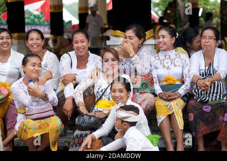 Balinese group mainly women, in festive dress for celebrations to mark Galungan, Sakenan temple, Bali, Indonesia Stock Photo