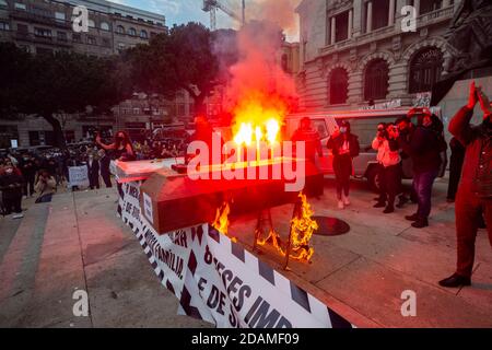 Porto, Portugal. 13th Nov, 2020. A coffin is seen burning during the demonstration.Hundreds of workers of restaurants, bars and nightlife venues gathered in front of the City Hall to protest against the restrictive measures taken by the Government as a result of the increases in Covid19 infections that forces them to remain closed with a poor economic rescue. Credit: SOPA Images Limited/Alamy Live News Stock Photo