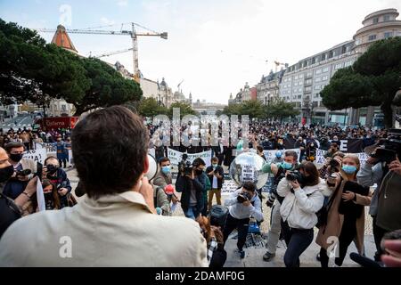 Porto, Portugal. 13th Nov, 2020. The city Mayor, Rui Moreira speaks during the demonstration.Hundreds of workers of restaurants, bars and nightlife venues gathered in front of the City Hall to protest against the restrictive measures taken by the Government as a result of the increases in Covid19 infections that forces them to remain closed with a poor economic rescue. Credit: SOPA Images Limited/Alamy Live News Stock Photo