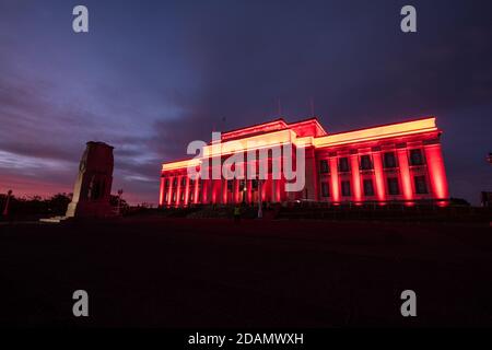 The Auckland War Memorial Museum is lit up red as part of the ANZAC commemoration held on the 25th of April each year.  The dawn service usually has t Stock Photo