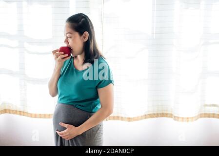 maternity clothes Eating apples Happily 