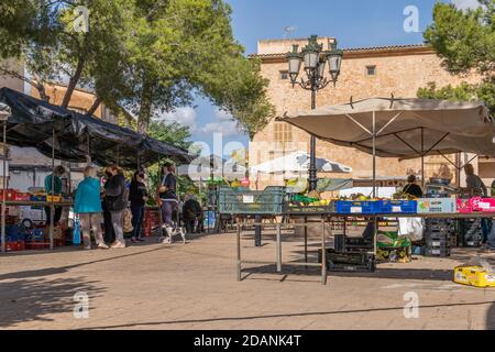 Campos, Balearic Islands/Spain; november 2020: fruit and vegetable stall at the traditional street market in Campos. Seller and buyers with facial mas Stock Photo