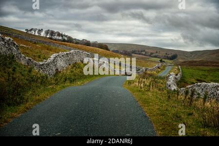UK landscape: Looking up the lesser visited valley of Kingsdale and beautiful cycling road, Thornton Lane, Yorkshire Dales National Park Stock Photo