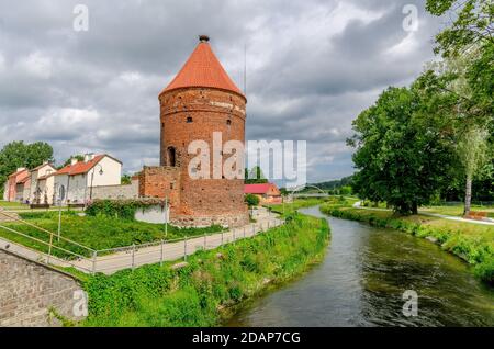 DOBRE MIASTO, WARMIAN-MAZURIAN PROVINCE, POLAND; ger. Guttstadt, the gothic Stork Tower, remains of the medieval city wallsby the river of Lyna. Stock Photo