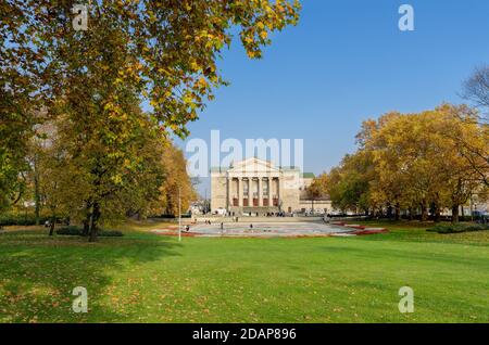 POZNAN, GREATER POLAND PROVINCE, POLAND: Adam Mickiewicz park, Grand Theatre building in the background. Stock Photo