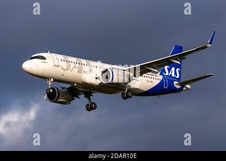 Scandinavian Airlines System, SAS, Airbus A320 jet airliner plane SE-ROL on approach to land at London Heathrow Airport, UK, during COVID 19 lockdown Stock Photo