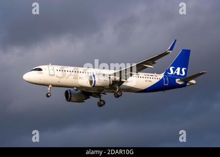 Scandinavian Airlines System, SAS, Airbus A320 jet airliner plane SE-ROL on approach to land at London Heathrow Airport, UK, during COVID 19 lockdown Stock Photo