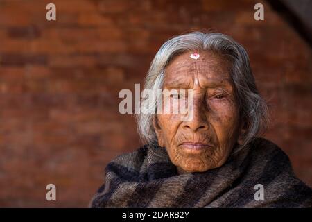 Portrait of an old Hindu woman wrapped in a blanket, Bhaktapur, Kathmandu Valley, Nepal Stock Photo