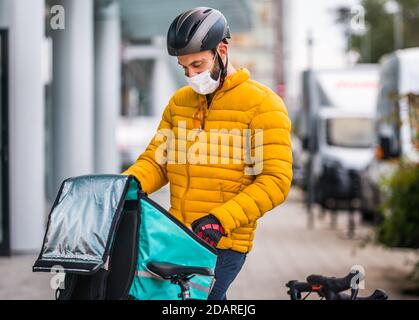 Food delivery service, rider delivering food to clints with bicycle - Concepts about transportation, food delivery and technology Stock Photo