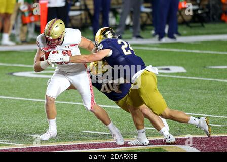 Alumni Stadium. 14th Nov, 2020. MA, USA; Boston College Eagles tight end Hunter Long (80) pursued by Notre Dame Fighting Irish linebacker Drew White (40) and Notre Dame Fighting Irish linebacker Jack Kiser (24) during the NCAA football game between Notre Dame Fighting Irish and Boston College Eagles at Alumni Stadium. Anthony Nesmith/CSM/Alamy Live News Stock Photo