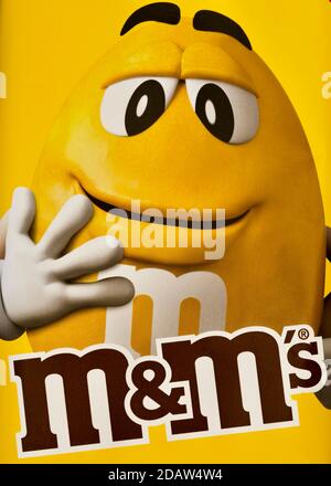 M&M's Crispy Chocolate Bar Stock Photo - Alamy