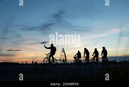 Berlin, Germany. 15th Nov, 2020. Visitors are out and about on the Tempelhofer Feld in the late afternoon with mild temperatures. Credit: Bernd von Jutrczenka/dpa/Alamy Live News Stock Photo