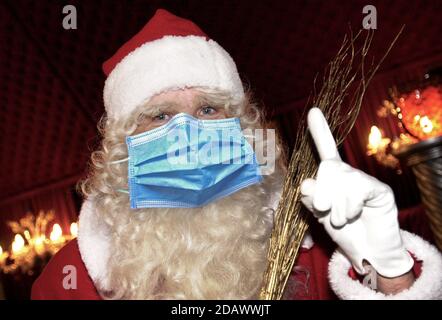 Munich, Deutschland. 15th Nov, 2020. FOTOMONTAGE-Weihafterten 2020 in the middle of the coronavirus pandemic. What about the partial lockdown? Loosening of detainees will probably only be done with significantly decreasing corona numbers. Weihaftertsmann wears face mask, mask, | usage worldwide Credit: dpa/Alamy Live News