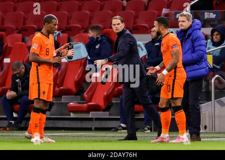 AMSTERDAM, NETHERLANDS - NOVEMBER 15: Georginio Wijnaldum of the Netherlands, Head Coach Frank de Boer of the Netherlands, Memphis Depay of the Netherlands during the UEFA Nations League match between Netherlands and Bosnia and Herzegovina at Johan Cruijff Arena on november 15, 2020 in Amsterdam, Netherlands (Photo by Marcel ter Bals/Orange Pictures) Stock Photo