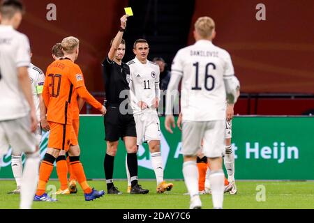 AMSTERDAM, NETHERLANDS - NOVEMBER 15: Referee Francois Letexier showing yellow card to Davy Klaassen of The Netherlands during the UEFA Nations League match between Netherlands and Bosnia and Herzegovina at Johan Cruijff Arena on november 15, 2020 in Amsterdam, Netherlands (Photo by Marcel ter Bals/Orange Pictures) Stock Photo