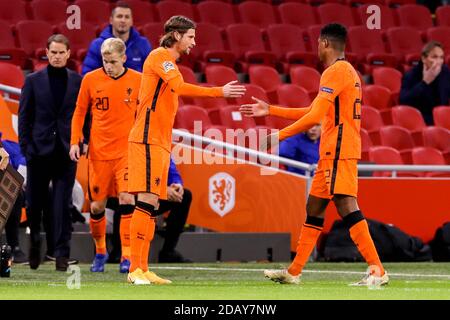 AMSTERDAM, NETHERLANDS - NOVEMBER 15: Substitute player Hans Hateboer of the Netherlands IN, Denzel Dumfries of the Netherlands OUT during the UEFA Nations League match between Netherlands and Bosnia and Herzegovina at Johan Cruijff Arena on november 15, 2020 in Amsterdam, Netherlands (Photo by Marcel ter Bals/Orange Pictures) Stock Photo