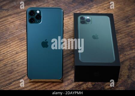 iPhone 11 Pro Max in midnight green next to iPhone 11 in white Stock Photo  - Alamy