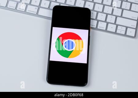 Google Chrome app logo on a smartphone screen. Stock Photo