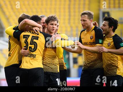 Dresden, Germany. 15th Nov, 2020. Football: 3rd division, SG Dynamo Dresden  - TSV 1860 Munich, 10th matchday, at the Rudolf-Harbig-Stadium Dynamos  Sebastian Mai (l) gesturing next to Yannick Stark. Credit: Robert  Michael/dpa-Zentralbild/dpa/Alamy