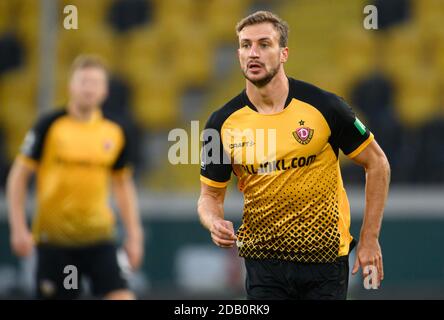 Dresden, Germany. 15th Nov, 2020. Football: 3rd division, SG Dynamo Dresden  - TSV 1860 Munich, 10th matchday, at the Rudolf-Harbig-Stadium Dynamos  Yannick Stark (3rd from left) cheers after his goal for 1:1