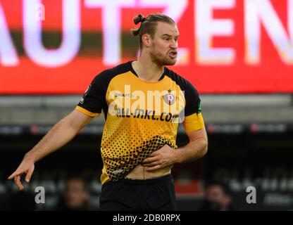 Dresden, Germany. 15th Nov, 2020. Football: 3rd division, SG Dynamo Dresden  - TSV 1860 Munich, 10th matchday, at the Rudolf-Harbig-Stadium Dynamos  Sebastian Mai (l) gesturing next to Yannick Stark. Credit: Robert  Michael/dpa-Zentralbild/dpa/Alamy