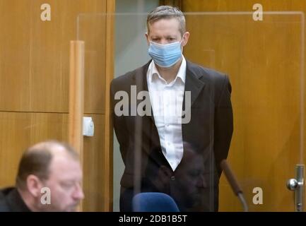 16 November 2020, Hessen, Frankfurt/Main: The main defendant Stephan Ernst enters the courtroom in handcuffs and with a mouth and nose cover before the start of the trial. Ernst is said to have shot the North Hessian District President W. Lübcke on his terrace a year ago, because the CDU politician had been campaigning for refugees. Photo: Ronald Wittek/EPA/Pool/dpa Stock Photo