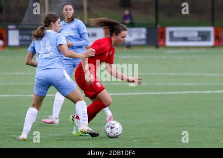 ENSCHEDE, NETHERLANDS - NOVEMBER 15: Aniek Nouwen of PSV Eindhoven  v Fenna Kalma of FC Twente during the Women Eredivisie match between FC Twente and PSV at Sportcampus Het Diekman on november 15, 2020 in Enschede, Netherlands (Photo by Albert ten Hove/Orange Pictures) Stock Photo