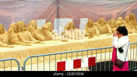 SAND ART - SEVILLE, SPAIN, in 2007. THE LAST SUPPER - The Last Supper sand sculpture group of disciples, seemingy pose for their photograph to be taken. In Christian belief the Last Supper was the final meal that, Jesus Christ shared with his apostles in Jerusalem before his crucifixion Stock Photo