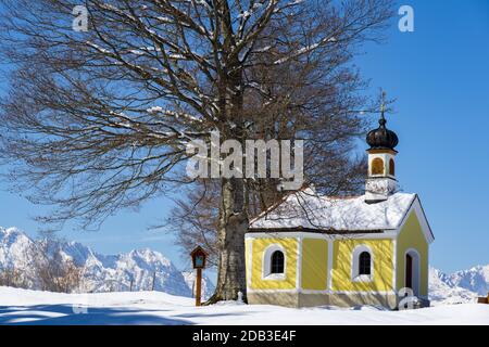 Snowy chapel Maria Rast in the Buckelwiesen Stock Photo