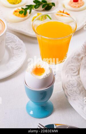 The perfect table with colorful table decorations for Easter Stock Photo