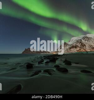 Northern Lights - Aurora Borealis fill sky over Uttakleiv beach, Vestvågøy, Lofoten Islands, Norway Stock Photo