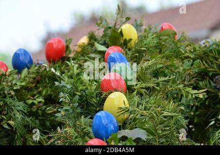 Ein Osterei ist ein gefärbtes, oft mit Motiven bemaltes oder verziertes Ei; gewöhnlich ein hartgekochtes Hühnerei, das traditionell zu Ostern verschen Stock Photo