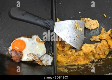 Rührei, in Österreich meist Eierspeise genannt, ist ein einfaches Gericht aus Eiern, die in einer Pfanne gegart werden. Spiegelei ist ein kurz in der Stock Photo