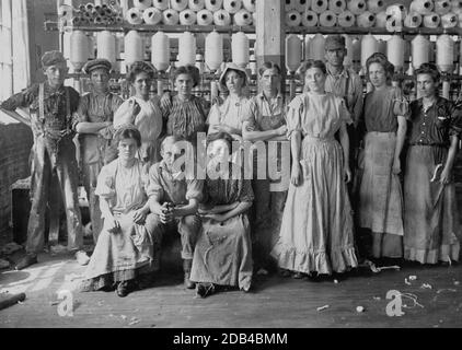 Operatives in Indianapolis Cotton Mill. Noon Hour.. Operatives in Indianapolis Cotton Mill. Noon Hour..