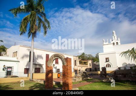 Dominican Republic, Santa Domingo, Colonial zone, Ruinas del Hospital San Nicolas de Bari and Church of La Altagracia. Stock Photo