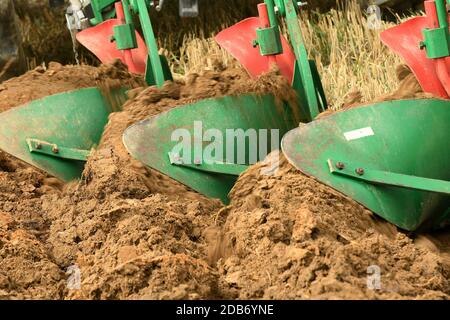 Pflügen eines Feldes im Salzkammergut (Oberösterreich, Oberösterreich) - Plowing a field in the Salzkammergut (Upper Austria, Upper Austria) - Stock Photo