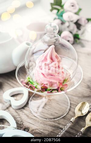 fresh handmade marshmallows in a light mood. Close-up of a pink marshmallow in a transparent glass vase. Serving handmade confectionery in a cafe Stock Photo