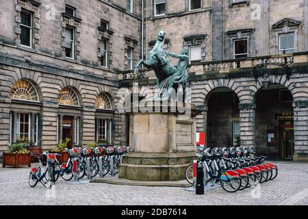 The historic Edinburgh City Chambers with the famous statue of Alexander and Bucephalus Stock Photo