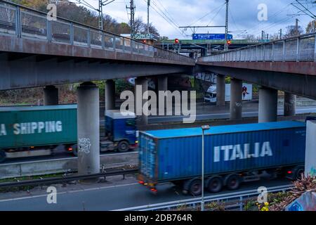 The motorway junction Kaiserberg, motorway A40, Ruhrschnellweg, crosses the A3, bridge landscape, motorway bridges and railway bridges, called Spagett Stock Photo